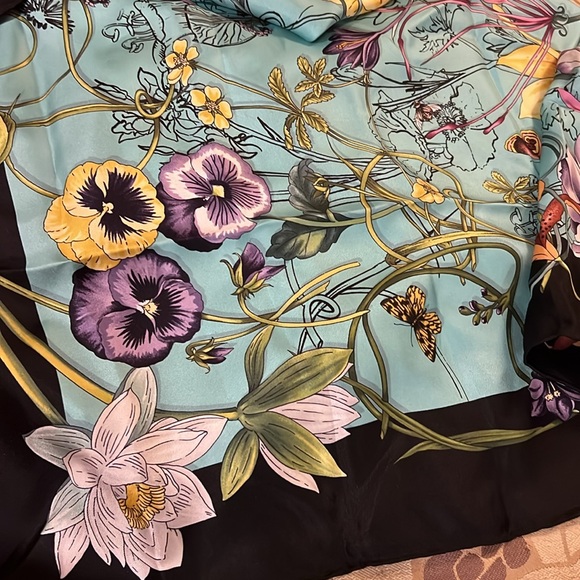 Pristine Gucci 100% Silk Scarf - Picture 5 of 7